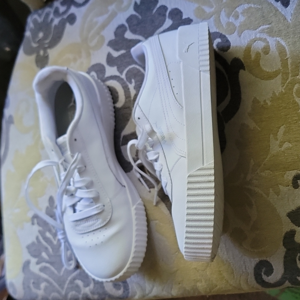Women Puma Carina Platform sneakers size 8.5
